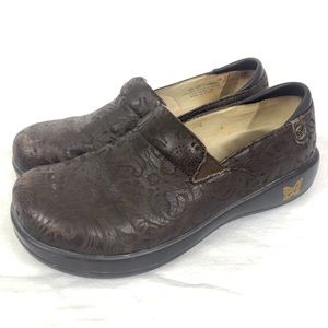 Allegria Womens Brown Embossed Leather Clogs Size 37